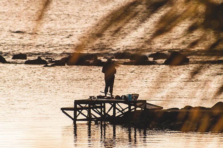 Pêcheur sur un ponton de l'île Maurice