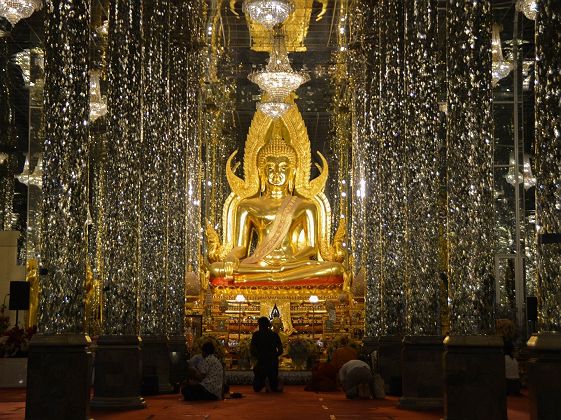Statue dorée de Bouddha - Cathédrale de Verre - Uthai Thani - Thaïlande