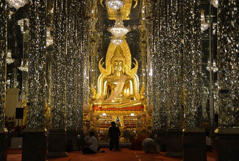 Statue dorée de Bouddha - Cathédrale de Verre - Uthai Thani - Thaïlande