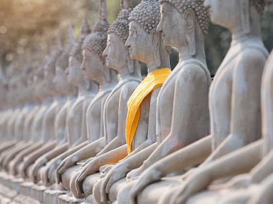 Thaïlande - Rangée de statues de bouddha au temple d'Ayuthaya