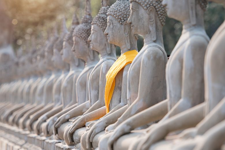 Thaïlande - Rangée de statues de bouddha au temple d'Ayuthaya