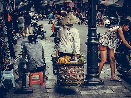 Femme portant des paniers de fruits - Hanoï - Vietnam