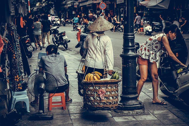 Femme portant des paniers de fruits - Hanoï - Vietnam