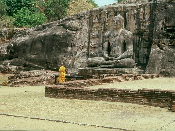 Sri Lanka - Portrait d'un moine qui contemple la statue de bouddha au temple de Gal-Pota, Polonnaruwa