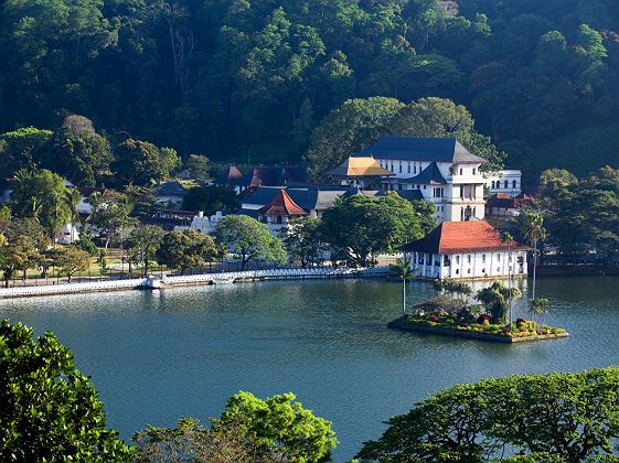 Vue aérienne sur le lac de Kandy
