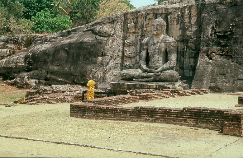 Sri Lanka - Portrait d'un moine qui contemple la statue de bouddha au temple de Gal-Pota, Polonnaruwa