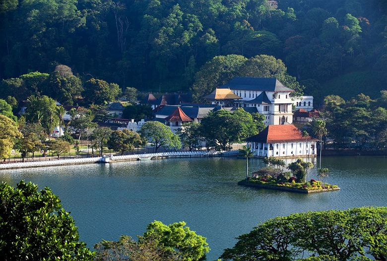 Vue aérienne sur le lac de Kandy