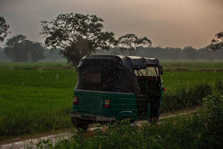 Tuk-tuk sur une route de campgane au Sri Lanka