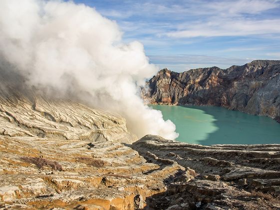 Lac fumant au sommet du volcan Ijen à Java - Indonésie