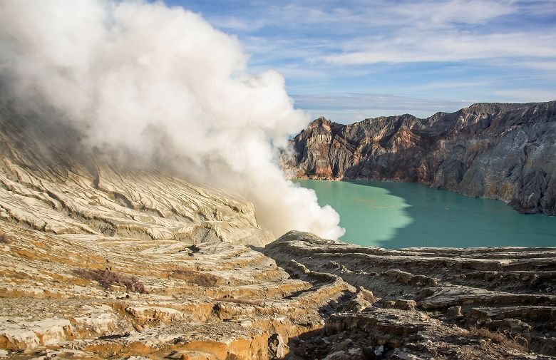 Lac fumant au sommet du volcan Ijen à Java - Indonésie