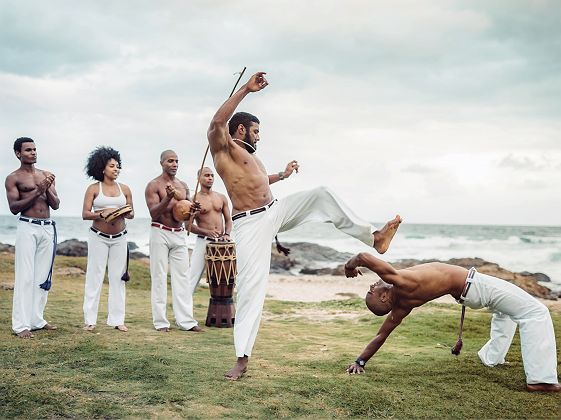 Brésil - Portrait d'un groupe de danseurs de capoeira dans la plage de Salvador da Bahia