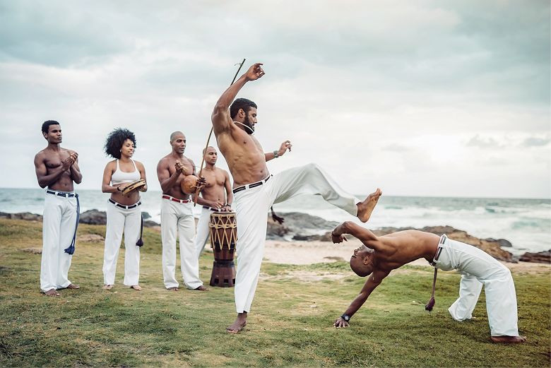 Brésil - Portrait d'un groupe de danseurs de capoeira dans la plage de Salvador da Bahia