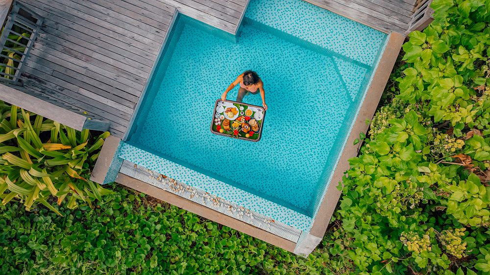 Carana Beach Mahé - Femme seule dans piscine 