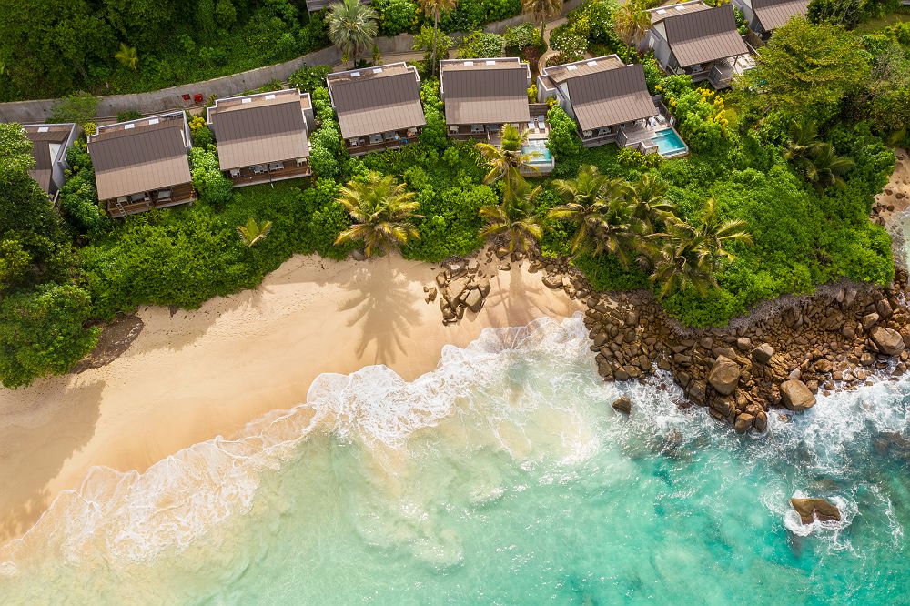Carana Beach Mahé - vue aérienne plage chalets 