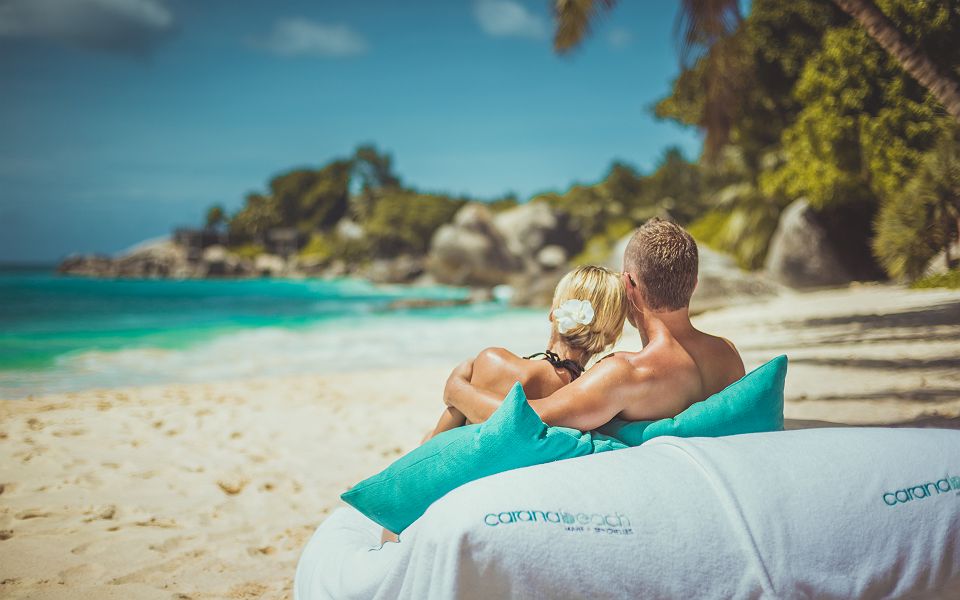 Carana Beach Mahé - Couple face à l'océan