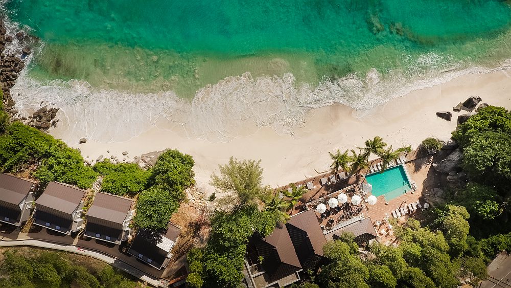 Carana Beach Mahé - vue aérienne plage et piscine 
