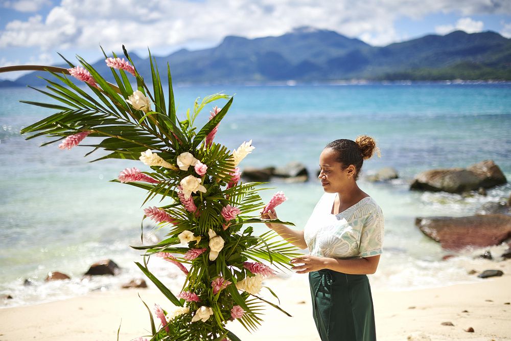 Mango House Seychelles - Diapo couronne de fleurs plage - Seychelles