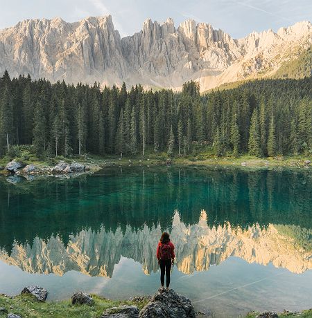 Femme devant le lac di Carezza, Dolomites - Italie