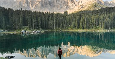 Femme devant le lac di Carezza, Dolomites - Italie