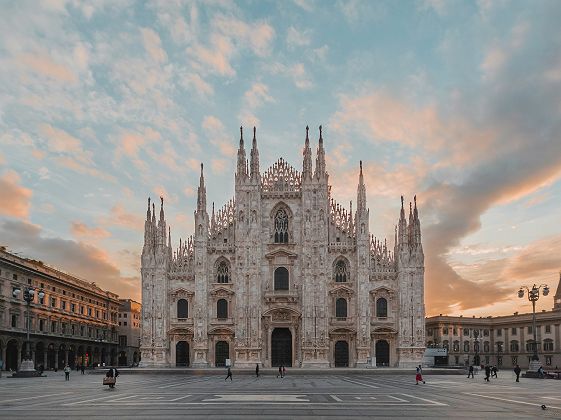 Duomo de Milan avec coucher de soleil