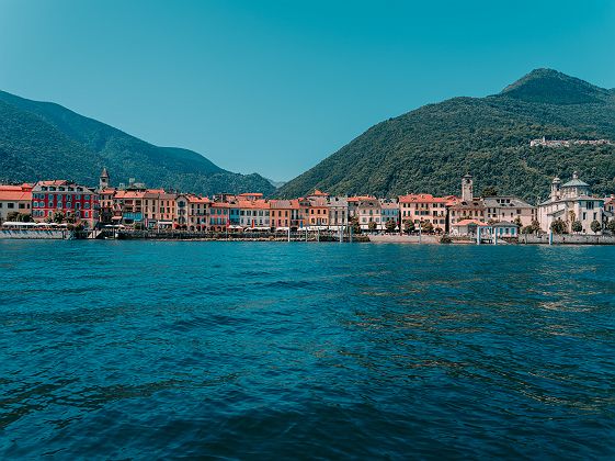 Vue sur le village de Stresa sur les bords du lac Majeur