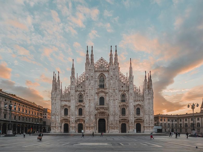 Duomo de Milan avec coucher de soleil