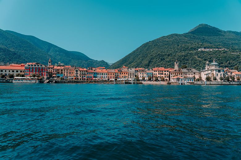 Vue sur le village de Stresa sur les bords du lac Majeur