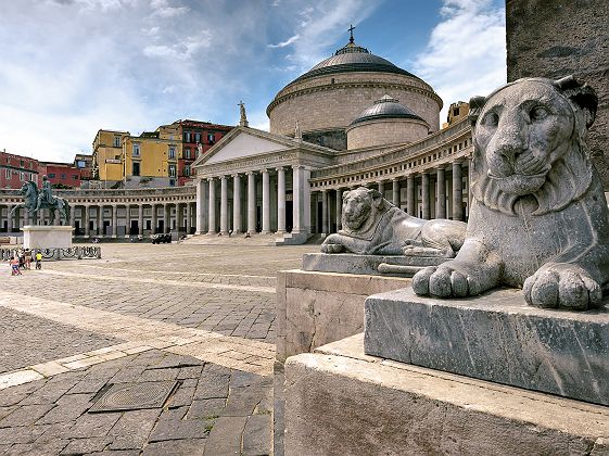 Piazza del plebiscito à Naples - Italie
