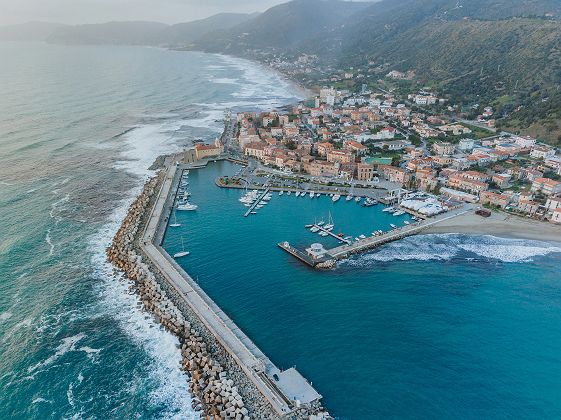 vue aerienne du village acciaroli