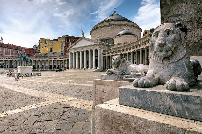 Piazza del plebiscito à Naples - Italie