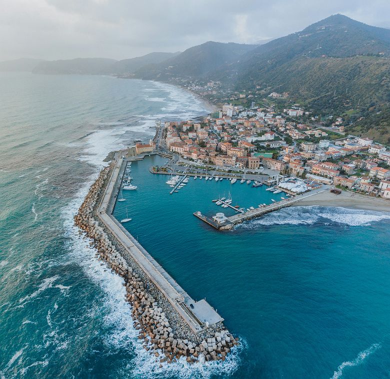 vue aerienne du village acciaroli