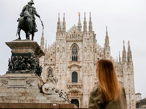 Femme observant le Duomo de Milan et la statue de Vittorio Emanuele II