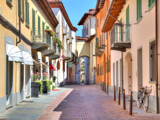 Rue colorée à Alba - Italie
