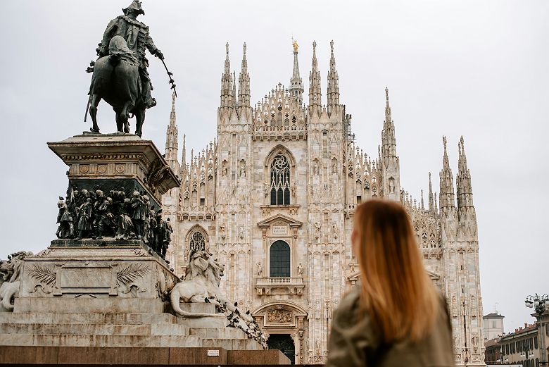 Femme observant le Duomo de Milan et la statue de Vittorio Emanuele II