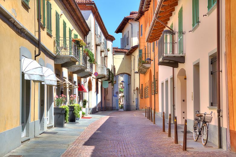 Rue colorée à Alba - Italie