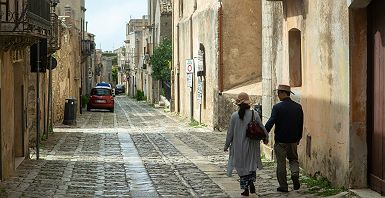couple se baladant en sicile