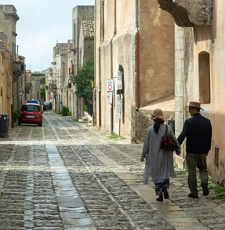 couple se baladant en sicile