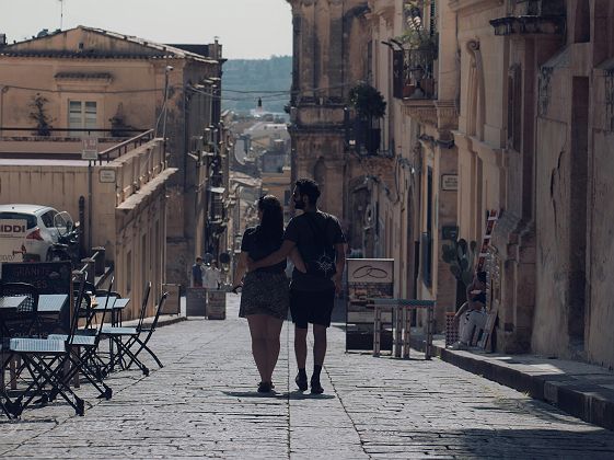 couple se baladant en Italie