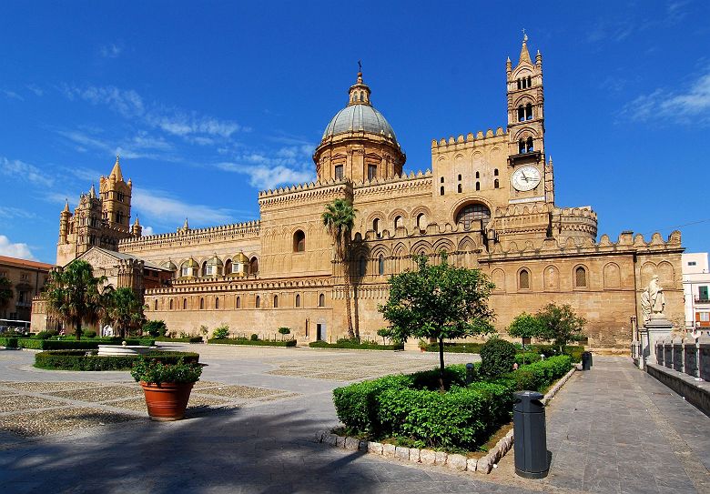 place du duomo de palerme
