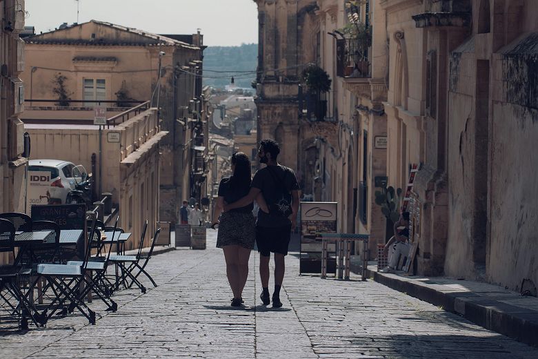 couple se baladant en Italie