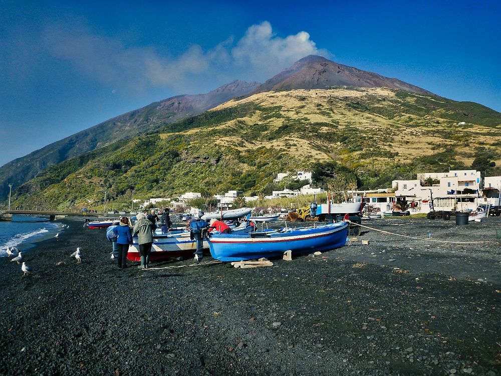 bateaux et plage de stromboli