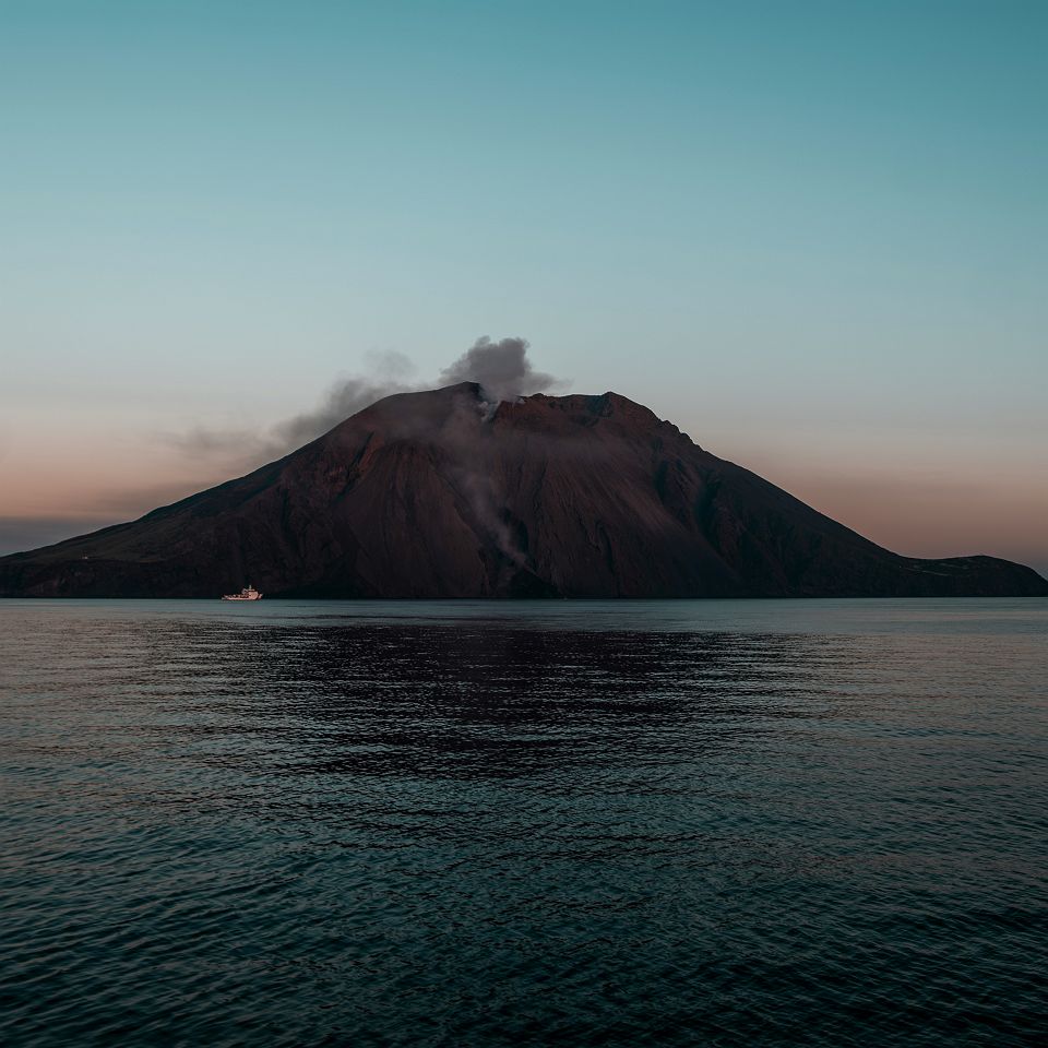vue sur le Stromboli depuis la mer