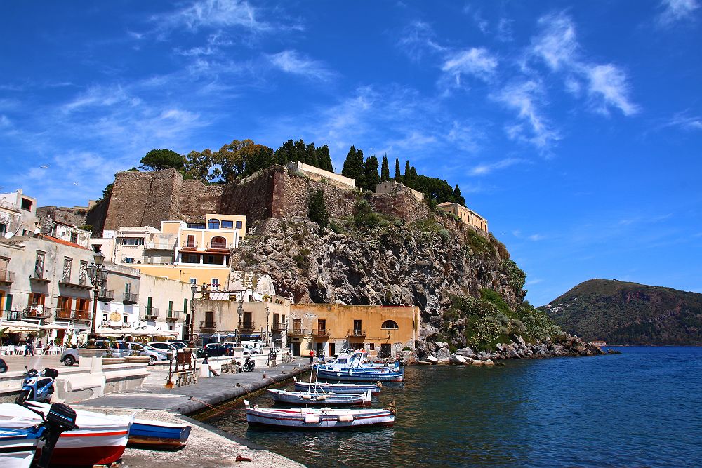 Sicile - Port de l'île de Lipari dans les îles Eoliennes