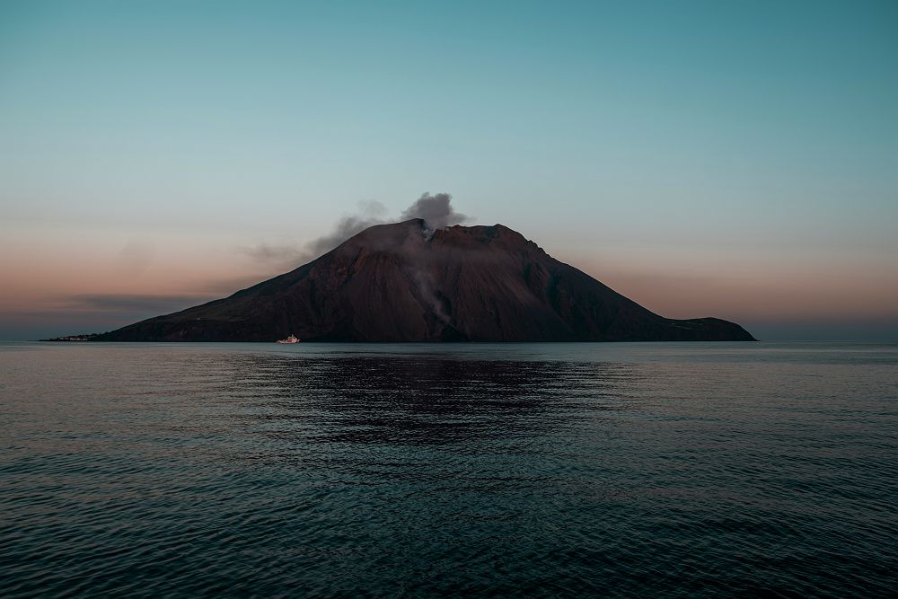 vue sur le Stromboli depuis la mer