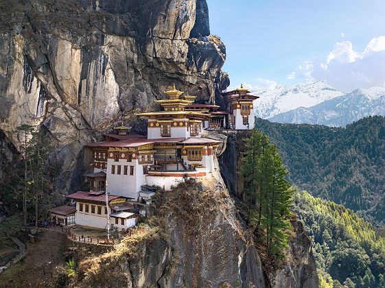 Bhoutan - Vue sur le monastère bouddhiste Takshang accroché à une falaise 