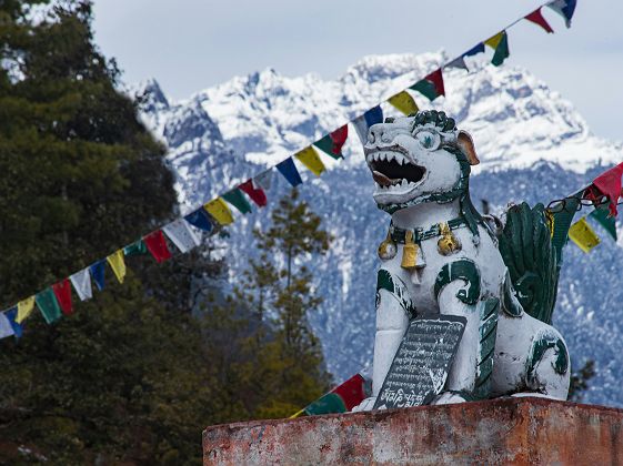 Statue animale à Thimphu avec des montagnes en arrière-plan - Bhoutan