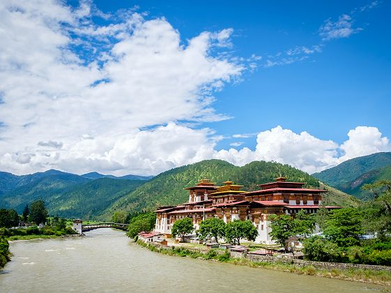Bhoutan - Vue sur le palais de Punakha Dzong au bord d'une rivière