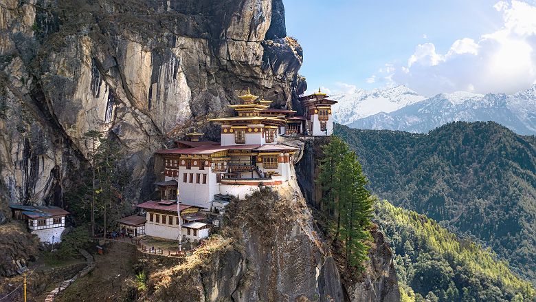 Bhoutan - Vue sur le monastère bouddhiste Takshang accroché à une falaise 