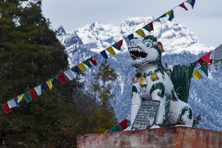 Statue animale à Thimphu avec des montagnes en arrière-plan - Bhoutan
