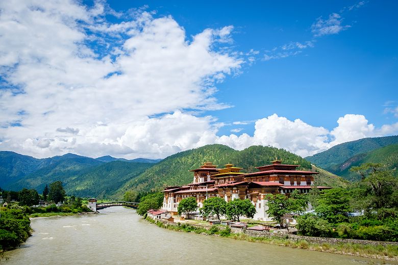 Bhoutan - Vue sur le palais de Punakha Dzong au bord d'une rivière